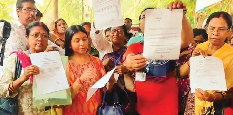 কাজ নেই, তবুও তলব! তীব্র দাবদাহে দাঁড়িয়ে দুর্গাপুরে বিক্ষোভ বিএলওদের
