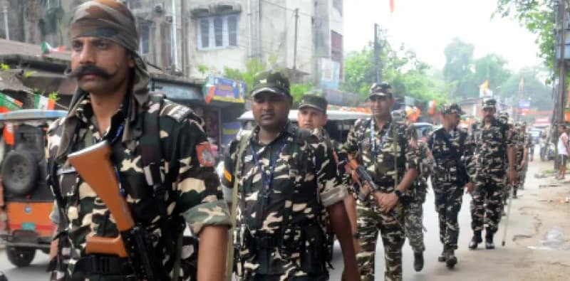 ‘রিচা এখানেই থাকেন?’ বিশ্বজয়ীর বাড়ি দেখতে উৎসাহ ভিনরাজ্যের জওয়ানদের