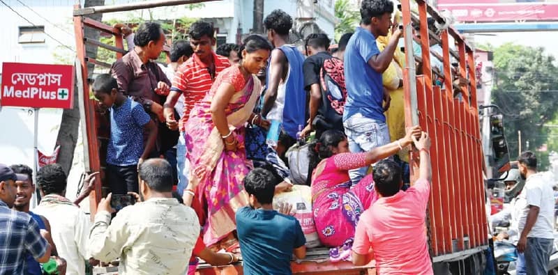 পর্যাপ্ত গাড়ি নেই, বাদুড়ঝোলা হয়ে ভোট দিতে নিজের গ্রামের পথে নবীন-কাজলরা