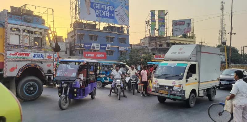 সিভিকরা ছুটিতে, পুলিশ ভোটের কাজে, রাস্তায় মোড়ে মোড়ে যানজট, অব্যবস্থা
