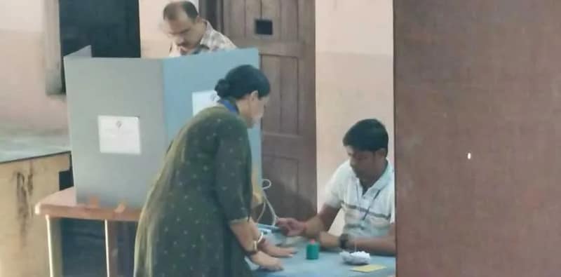 আসানসোলে ভোট দিলেন অগ্নিমিত্রা পল