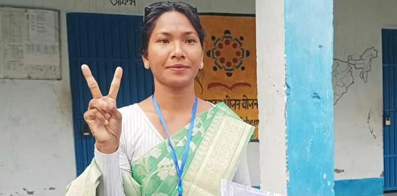জলপাইগুড়ির পাতকাটা বিএফপি প্রাইমারি স্কুলের  বুথে ভোট দিলেন রাজগঞ্জের তৃণমূল প্রার্থী এশিয়াডে সোনাজয়ী স্বপ্না বর্মন