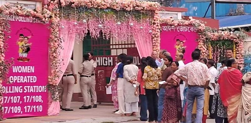 উৎসবের মেজাজে ভোট, সাজিয়ে তোলা হয়েছে জলপাইগুড়ি রাষ্ট্রীয় বালিকা বিদ্যালয়ের মহিলা পরিচালিত মডেল বুথ
