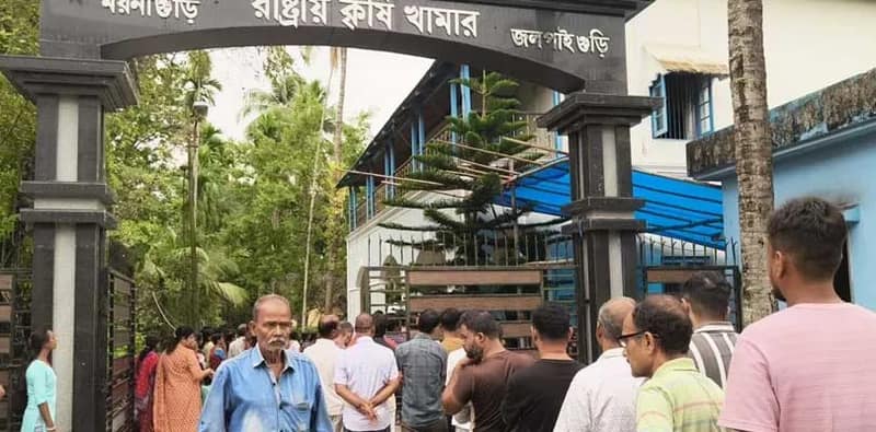 ভোট দেরি করে শুরু হল ময়নাগুড়ির  ১৫ নম্বর ওয়ার্ডে, এই ওয়ার্ডে ইভিএম প্রথমে খারাপ হয়ে পড়ে, দ্বিতীয় মেশিন আনার পরেও সেটিও খারাপ হয়ে যায়