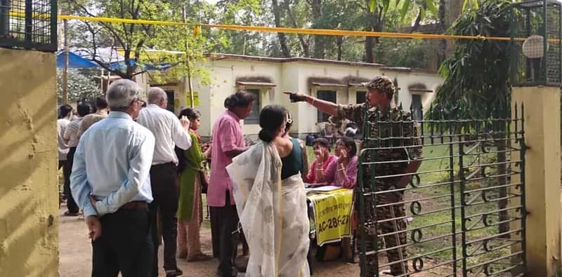 বোলপুর বিধানসভা কেন্দ্রে শান্তিনিকেতন স্টাফ ক্লাবে ভোট দিতে হাজির আশ্রমিকেরা