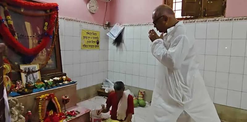 ভোট দিতে যাবার আগে বোলপুরের তৃণমূল প্রার্থী চন্দ্রনাথ সিংহ পুজো দিলেন ডাঙ্গালী কালীতলায়