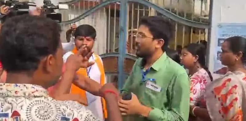মালদহের মোথাবাড়ি বিধানসভার বালুয়াচরা হাইস্কুলে ইভিএম বিকল, ব্যাপক উত্তেজনা, সেক্টর অফিসারকে ঘিরে বিক্ষোভ
