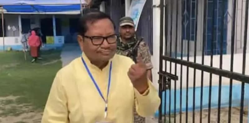 ভোট দিলেন মেখলিগঞ্জের তৃণমূল প্রার্থী পরেশ চন্দ্র অধিকারী