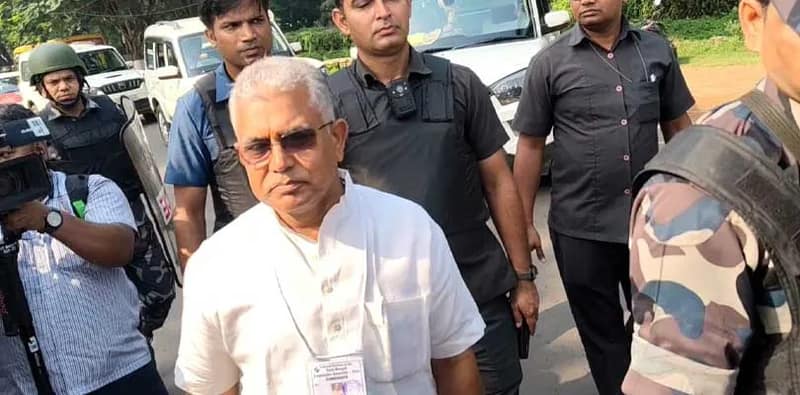 খড়্গপুর শহরের শেরশা স্টেডিয়ামের ২৬৩ নং বুথে ভোট দিলেন দিলীপ ঘোষ
