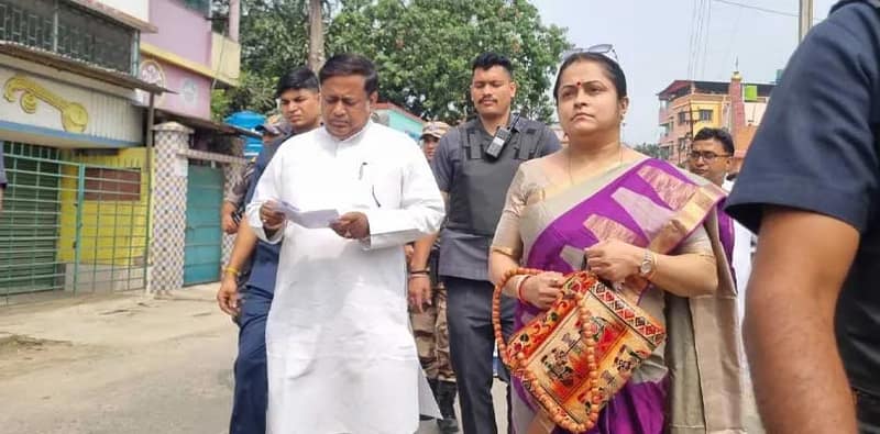 স্ত্রীকে সঙ্গে নিয়ে প্রাচ্য ভারতি এলাকায় ভোট দিতে এলেন বালুরঘাটের সাংসদ তথা কেন্দ্রীয় মন্ত্রী সুকান্ত মজুমদার