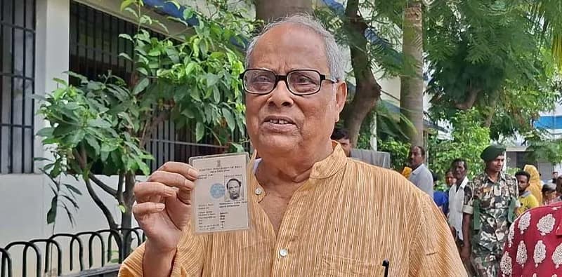 ভোট দিলেন বর্ষিয়ান সিপিএম নেতা অশোক ভট্টাচার্য, ভোটকেন্দ্রে পর্যাপ্ত আলোর অভাব নিয়ে কর্তৃপক্ষের দৃষ্টি আকর্ষণ করেন তিনি