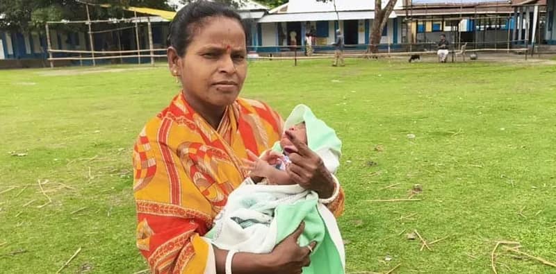ময়নাগুড়ির এক নম্বর ওয়ার্ডের পেটকাটি  থেলা প্রাইমারি স্কুলে ১৫ দিনের শিশু কন্যাকে নিয়ে ভোট দিলেন বিশেষ চাহিদা সম্পন্ন মা উর্মিলা দাস