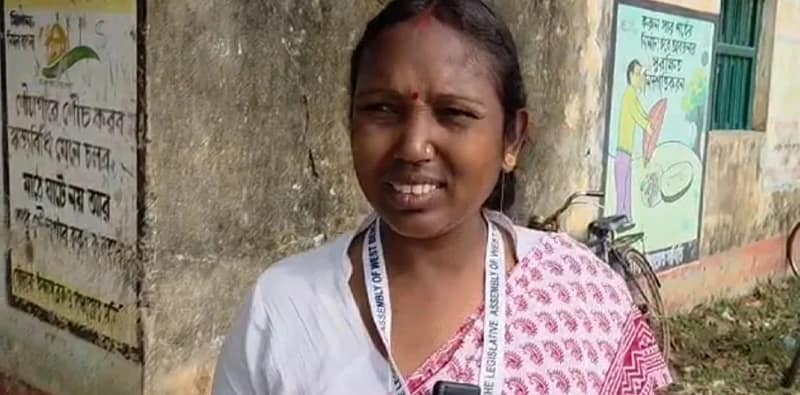 ইন্দাসে ভোট দিলেন তৃণমূল প্রার্থী শ্যামলী রায় বাগদি