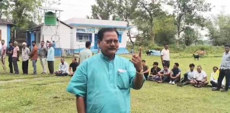 রাজগঞ্জের পাতিলাভাসা প্রাইমারি স্কুলের ৭২ নম্বর বুথে ভোট দিলেন বিদায়ী বিধায়ক খগেশ্বর রায়