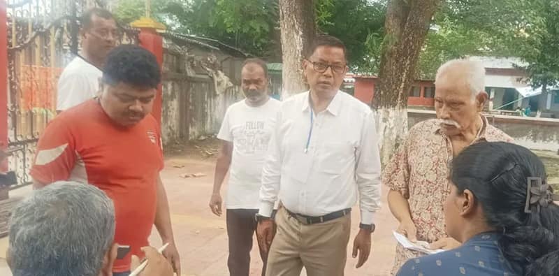 জলপাইগুড়ি শহরে ঘুরছেন তৃণমূল প্রার্থী কৃষ্ণ দাস, দেখা নেই বিজেপির