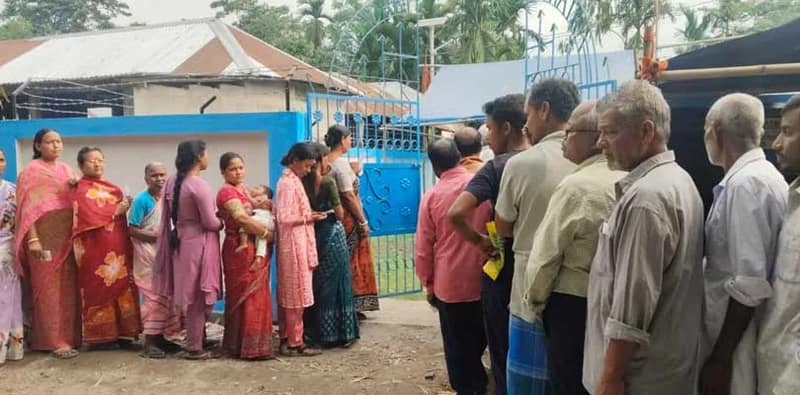 ৫/২০২ শীতলকুচির খারিজা ধাপেরচাত্রা এস এসকে সেন্টারে ইভিএম বিভ্রাটের জেরে এখনও ভোট গ্রহণ শুরু হয়নি