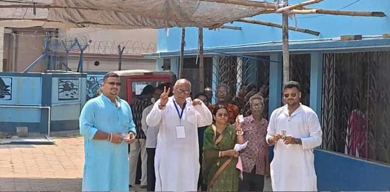 বোলপুরের নিচুপট্টিতে সপরিবারে ভোট দিলেন তৃণমূল প্রার্থী চন্দ্রনাথ সিংহ