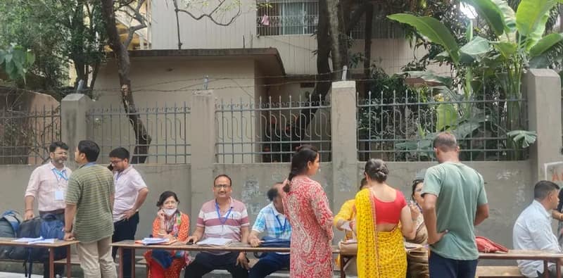 শিলিগুড়িতে জ্যোতস্নাময়ী হাই স্কুলে ভোটার সহায়তা কেন্দ্রে কোনো সুব্যবস্থা নেই,ক্ষুব্ধ বিএলওরা, দুর্ব্যহারের অভিযোগ জওয়ানদের বিরুদ্ধে
