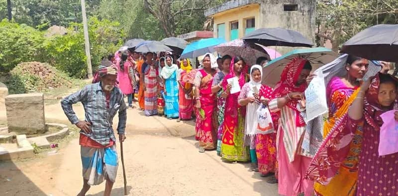 বোলপুর বিধানসভার মুর্গাবুনীতে প্রবল গরমকে উপেক্ষা করে ভোট দেবার ভিড় আদিবাসী মহিলাদের
