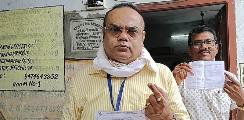 বহরমপুরে নিজের কেন্দ্রেই ভোট দিলেন তৃণমূলের প্রার্থী নাড়ুগোপাল মুখোপাধ্যায়