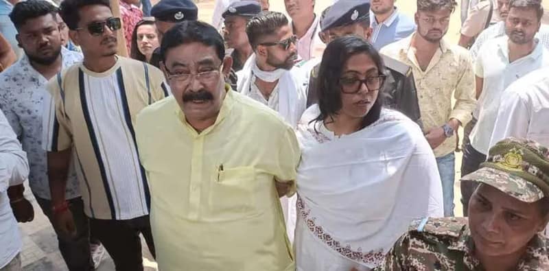 বোলপুরে ভগবত নিম্ন বুনিয়াদী বিদ্যালয় ভোট দিলেন বীরভূম জেলা কোর কমিটির আহ্বায়ক অনুব্রত মণ্ডল ও তাঁর কন্যা