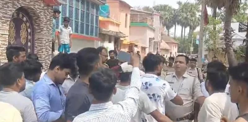 নানুরের কীর্নাহারের নিমড়া গ্রামের ১৬৩ নম্বর বুথে ১০০ মিটার দূরে বসে থাকা তৃণমূল কর্মীদের উপর কেন্দ্র বাহিনী ও পুলিশের লাঠিচার্জ ও হেনস্থার অভিযোগ