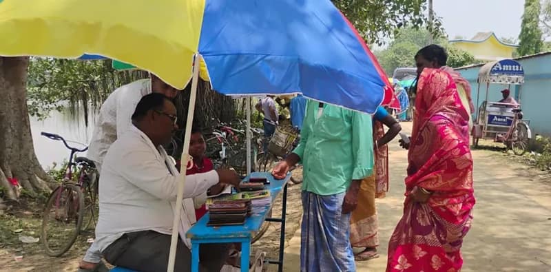 মোবাইল জমা দিয়ে ভোট দিতে ঢুকছেন বোলপুর বিধানসভার ইলামবাজার ব্লকের ভোটাররা