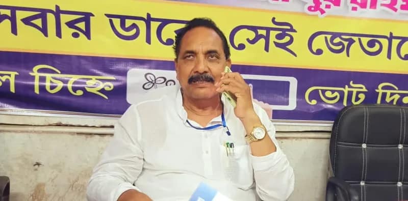 মালতিপুরের নিজের কার্যালয়ে বসে ভোট পরিচালনা করছেন  তৃণমূলের আব্দুর রহিম বক্সি