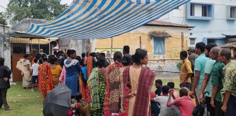 বালুরঘাট শহর লাগোয়া ৭৪ নম্বর বুথে ইভিএম খারাপ, এক ঘণ্টা ধরে বন্ধ রয়েছে ভোট গ্রহণ প্রক্রিয়া, ঘটনাস্থলে বালুরঘাটের প্রার্থী অর্পিতা ঘোষ