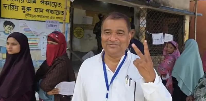 ভোট দিলেন রঘুনাথগঞ্জ বিধানসভার তৃণমূল কংগ্রেসের প্রার্থী আখরুজ্জামান