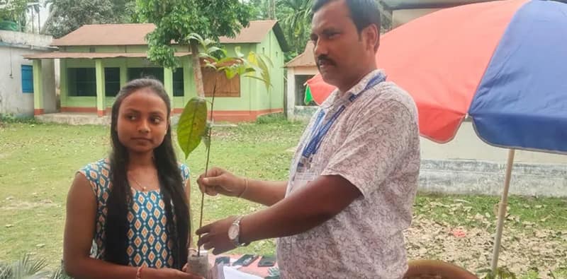শীতলকুচির ২৩১ নম্বর বুথে প্রথমবার ভোট দিতে আসা ভোটারদের  গাছের চারা উপহার