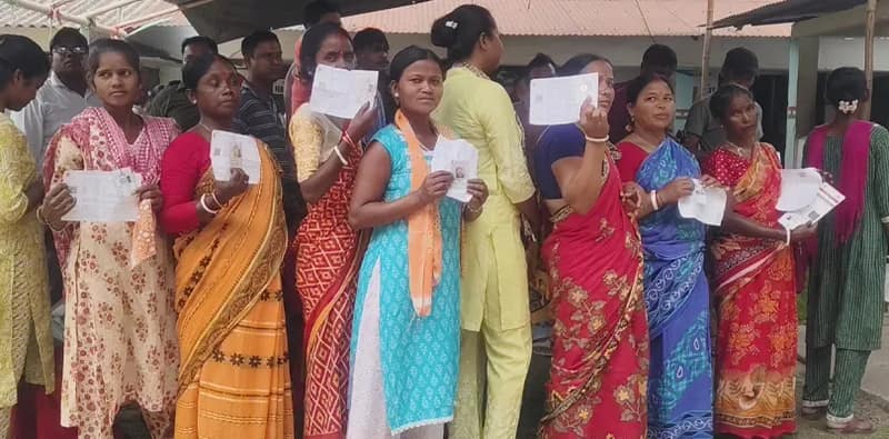 জলপাইগুড়ির ডেঙ্গুয়াঝাড়  চা বাগানে উৎসবের মেজাজে ভোট