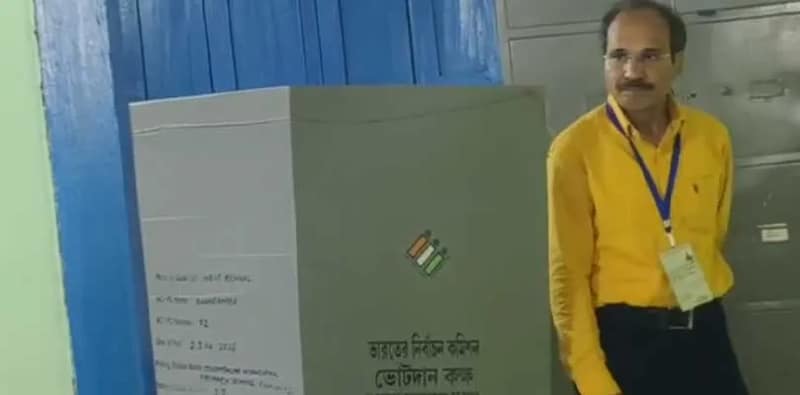 কাশিমবাজার পৌর অবতৈনিক প্রাথমিক বিদ্যালয়ে ভোট দিলেন বহরমপুর বিধানসভার কংগ্রেস প্রার্থী অধীর চৌধুরী
