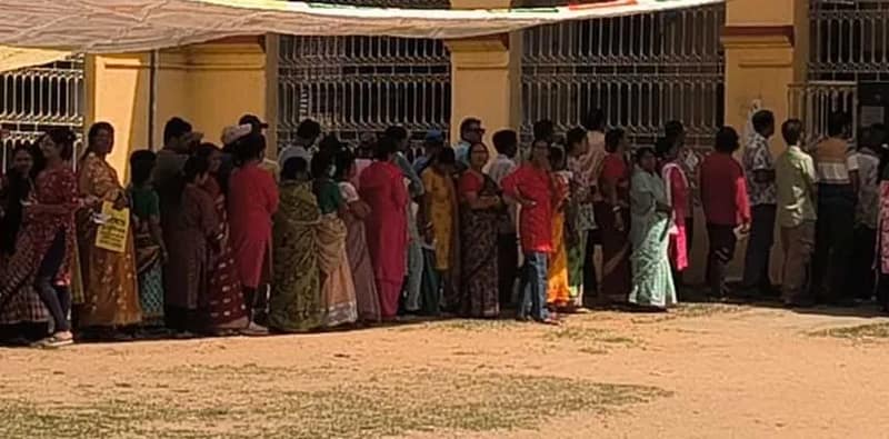 ঝাড়গ্রাম জেলায়  দুপুরে তিনটে পর্যন্ত ভোট পড়লো ৮১ শতাংশ