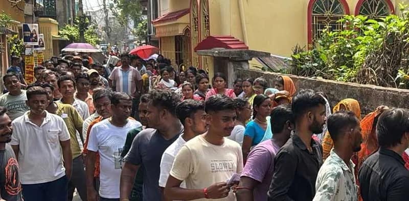 দক্ষিণ দিনাজপুর জেলায় দুপুরে তিনটে পর্যন্ত ভোট পড়লো ৮১.৪৯ শতাংশ