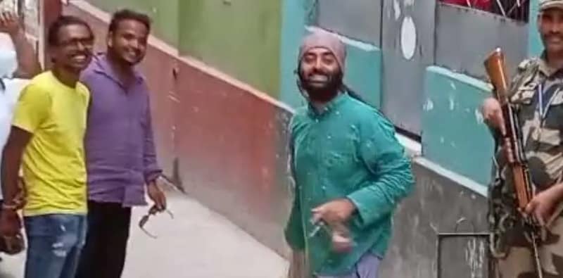 জিয়াগঞ্জ প্রীতম সিং প্রাইমারি স্কুলের ২৬ নম্বর বুথে সস্ত্রীক ভোট দিলেন অরিজিৎ সিং