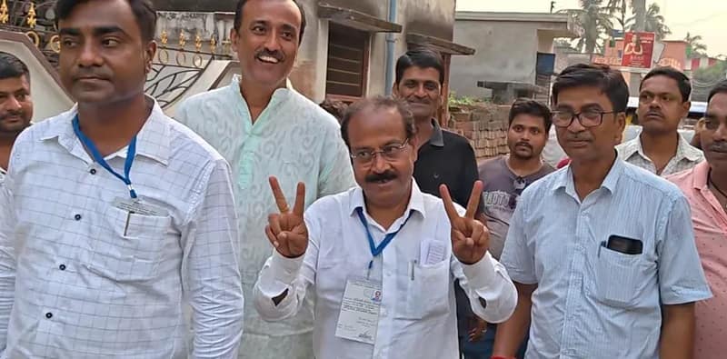কান্দিতে ভোট দিলেন তৃণমূল প্রার্থী অপূর্ব সরকার