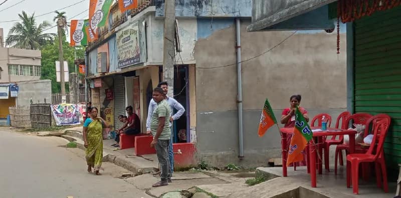 পুরাতন মালদহে রাতভর বুথ পাহারা, দিনভর মাটি কামড়ে তৃণমূলের কর্মীরা, বিজেপির একাধিক ক্যাম্পে ফাঁকা চেয়ার, কর্মী নেই