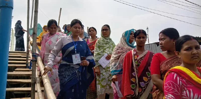 গাড়ি, কর্মীর বাইকে চেপে বুথে বুথে ঘুরলেন লিপিকা