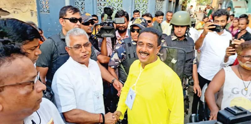উত্তেজনার মধ্যেই খড়্গপুরে দিলীপ-প্রদীপের সৌজন্য, ভোটের সকালে গরম, বিকেলে নরম!, দু’দলের স্লোগান