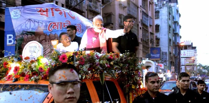 বাইরে থেকে লোক এনে হাওড়ায়  রোড শো মোদির, নাকাল যাত্রীরা