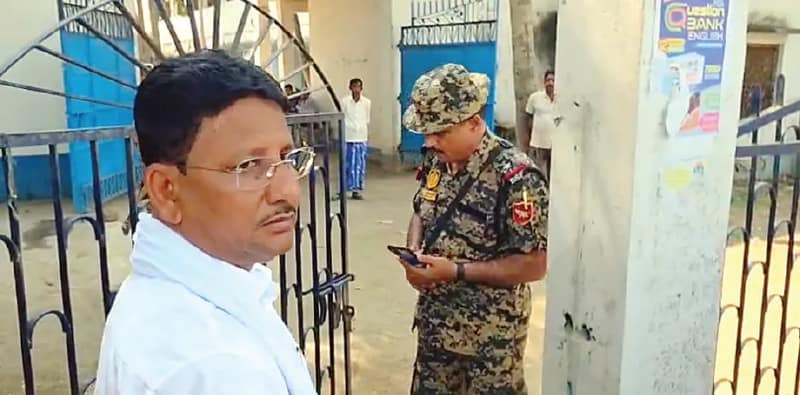 হাসনে প্রার্থী কাজলকে বুথে ঢুকতে বাধা কেন্দ্রীয় বাহিনীর!