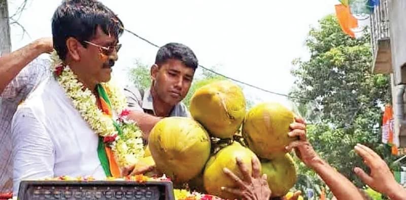 ভাঙড়ে ভোট প্রচারে সবজি, ডাব উপহার পেলেন শওকত