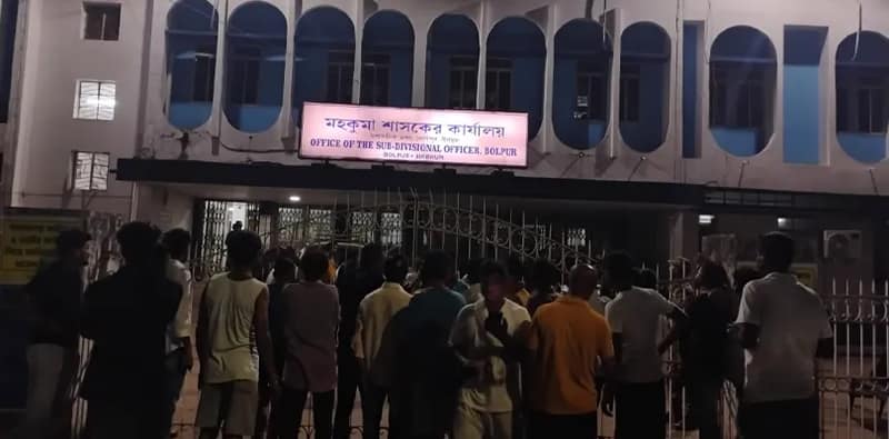 ইভিএম লুঠের অভিযোগ তুলে বোলপুর মহকুমা শাসকের কার্যালয়ের সামনে বিক্ষোভ বিজেপি কর্মী সমর্থকদের
