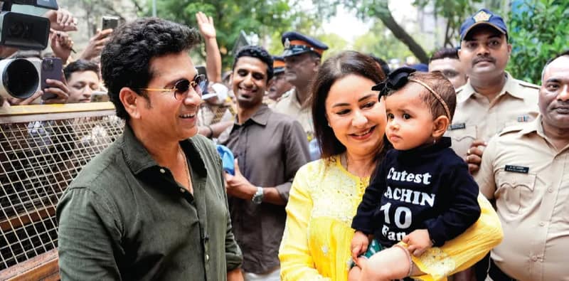 শিবাজি পার্কে বন্ধু শচীনের জন্মদিন পালন কাম্বলির