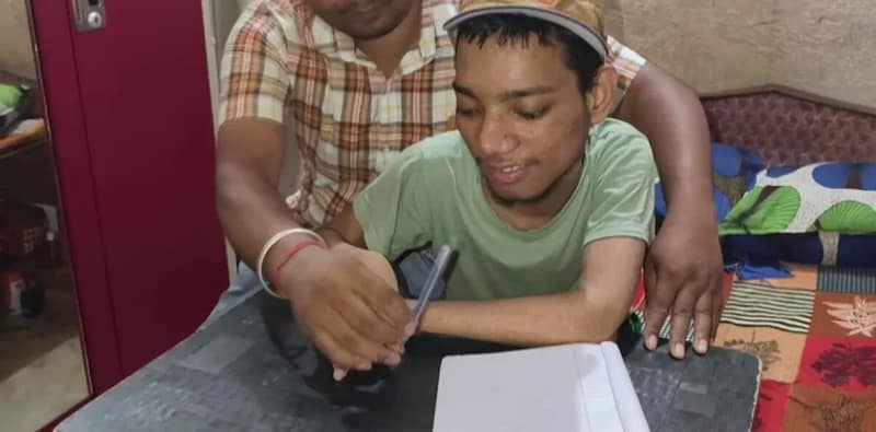 ঝাড়খণ্ডে মুখ দিয়ে লিখে পরীক্ষায় প্রথম ফয়জান