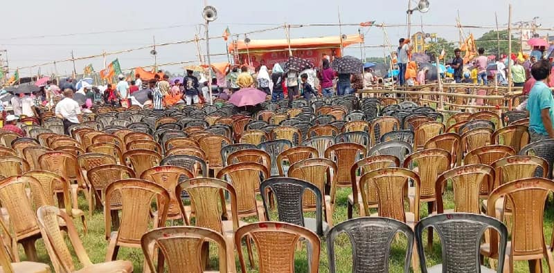 যোগীর হেলিকপ্টার দেখেই ফিরে গেল  জনতা, শমীকের সভায় জমল না ভিড়