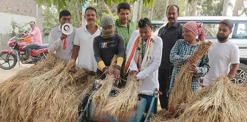 ভোট প্রচারে বেরিয়ে চাষিদের সঙ্গে ধান ঝারাইয়ের কাজে হাত লাগালেন পূর্বস্থলী দক্ষিণ বিধানসভার তৃণমূল কংগ্রেস প্রার্থী স্বপন দেবনাথ