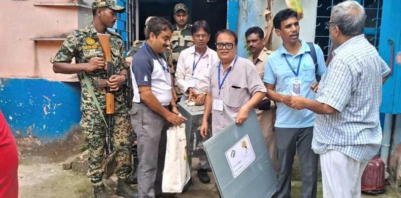 বয়স্কদের বাড়ি বাড়ি গিয়ে ভোট গ্রহণ হাওড়ার শিবপুরে