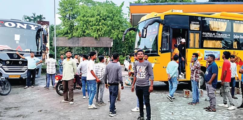 জোড়া বাস ভাড়া করে আসেন ভোট দিতে, ‘জবাব’ দিয়ে পাঞ্জাব ফিরলেন পরিযায়ীরা